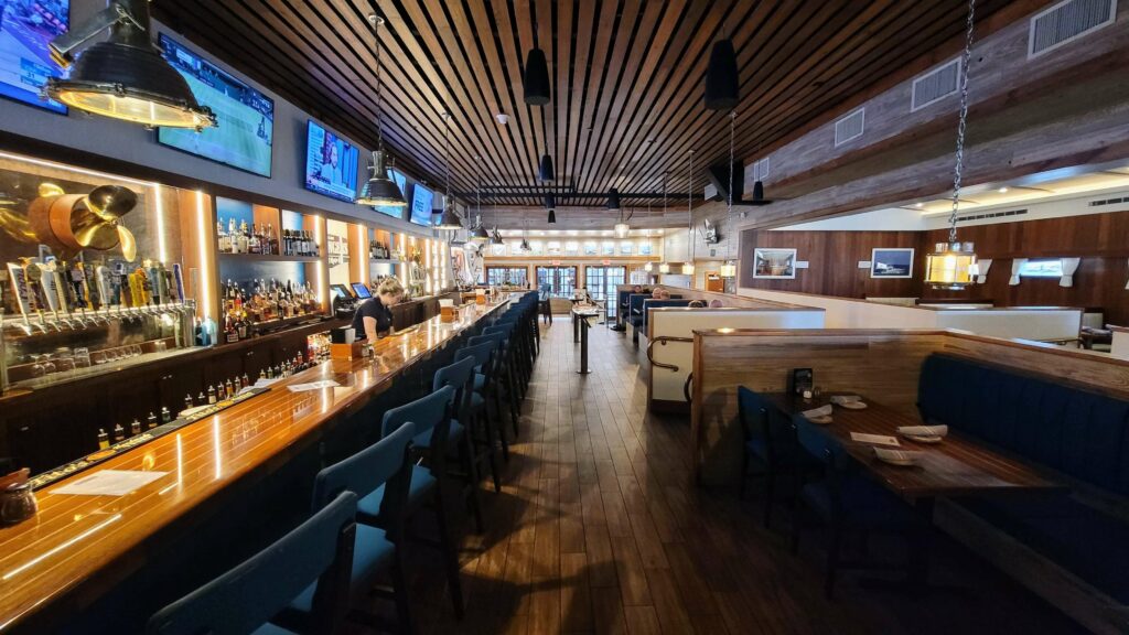 dining room and bar at Stringers Tavern & Oyster Bar in stuart florida